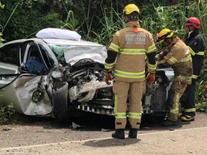 A dinâmica do acidente ainda é apurada e não é possível saber qual dos dois veículos invadiu a contramão de direção