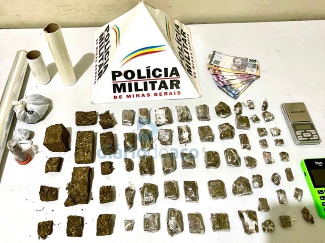 As porções de maconha estavam sendo preparadas para a venda no momento da chegada da PM