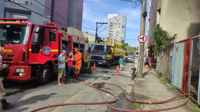 Equipes do Corpo de Bombeiros e caminhão pipa particular foram empregados no combate ao incêndio na tarde desta quinta-feira 