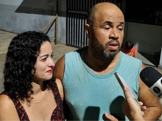 A esposa, Ariela Valentim, ao lado de Ademar; ela lutou desde o dia 16 para tirar o marido inocente da cadeia 
