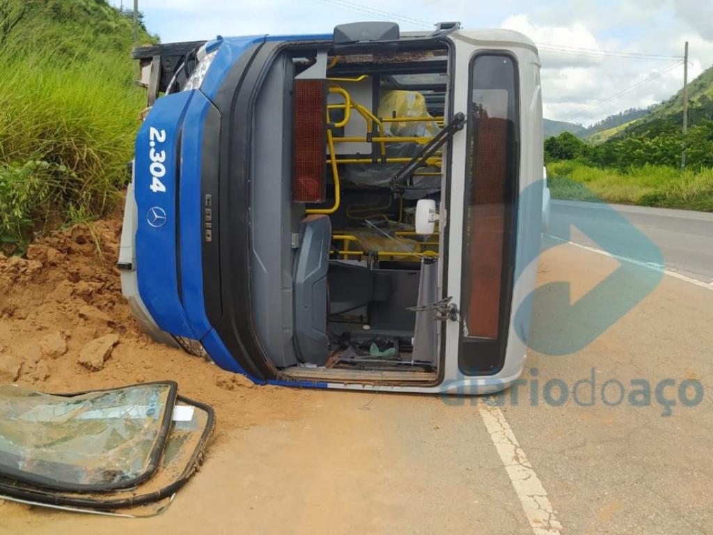 Ônibus com Romeiros tomba na BR 230 na Paraíba; motorista morreu