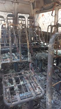 A foto mostra como ficou destruída a parte interna da van 