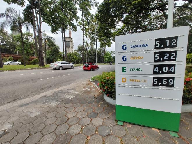 Na manhã desta segunda-feira ainda era possível abastecer com preços antigos dos combustiveis; enquanto em outros postos gasolina e etanol já apareceram com novos preços 