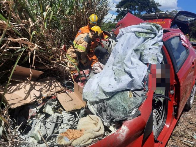 Bombeiros foram acionados para resgatar o homem que ficou preso entre as ferragens de um Fiat Palio 