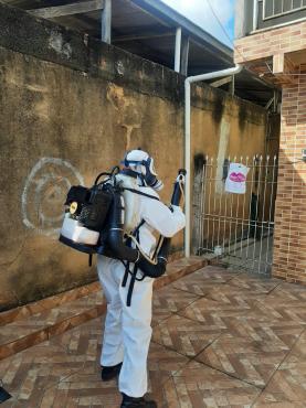 Em Ipatinga, uma das ações é a pulverização de inseticida 