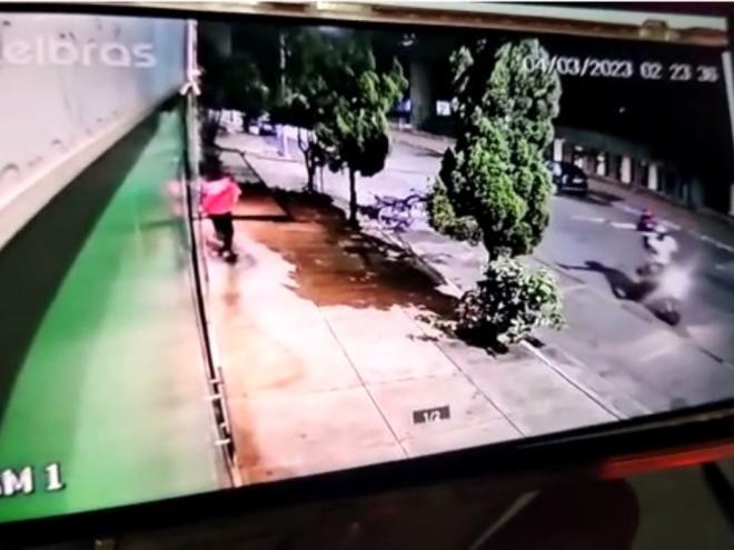 Sem descer da da garupa da moto, com o veículo em movimento, assassino dispara rajada de tiros contra vítima no Centro Comercial de Timóteo