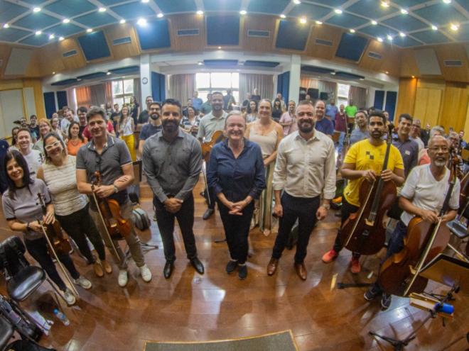 Ligia Amadio (C) é primeira mulher regente titular da Orquestra Sinfônica de Minas Gerais