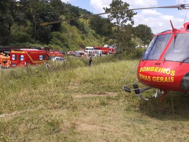 Várias ambulâncias foram deslocadas ao local, inclusive um helicóptero do Corpo de Bombeiros