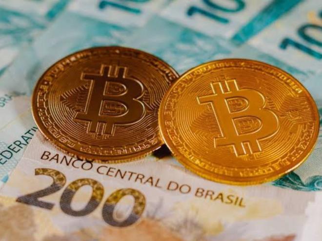 Bitcoin é descentralizada, o que significa que nenhuma instituição financeira ou governo pode regular ou manipular a moeda