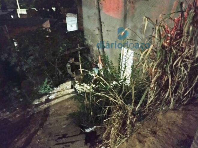 O crime foi registrado nesse local, alto de uma escadaria que dá acesso à rua Amazonita, aglomerado localizado no bairro Jardim Panorama