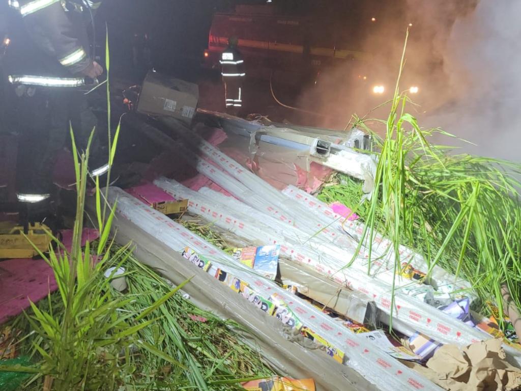 Carga ficou espalhada ao longo da pista e produtos químicos se incendiaram ao entrar em contato com outros materiais 