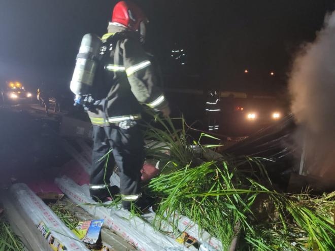 Bombeiros atuaram no local do sinistro até a madrugada desta quinta-feira 