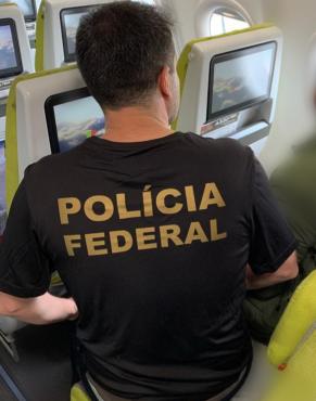 Os extraditados são acompanhados no voo internacional por agentes da Polícia Federal 