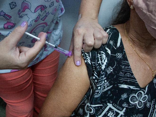 A vacina bivalente melhora a imunidade contra o vírus da cepa original da covid e também contra a variante ômicron