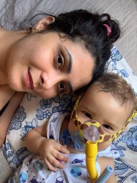 Thaynara Oliveira e o seu filho, Davi Souza Major, que tem Atrofia Muscular Espinhal (AME)