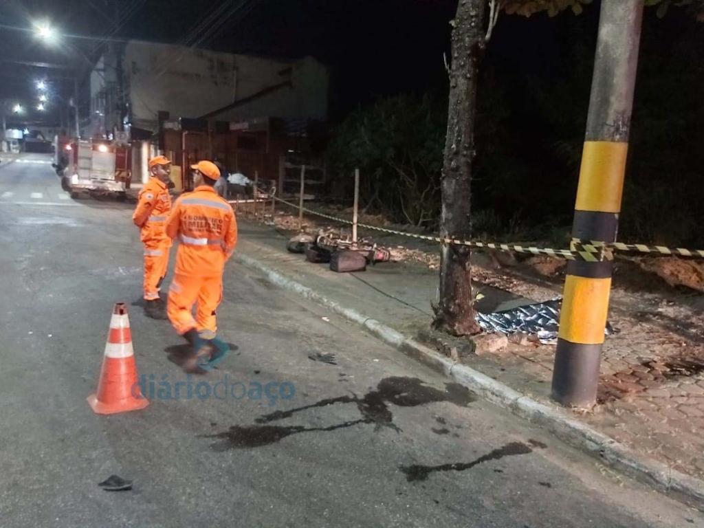 Homem e mulher estavam em um posto de combustíveis no Olaria, foram ao Quitandinha comprar cigarros e, na volta, houve o acidente 