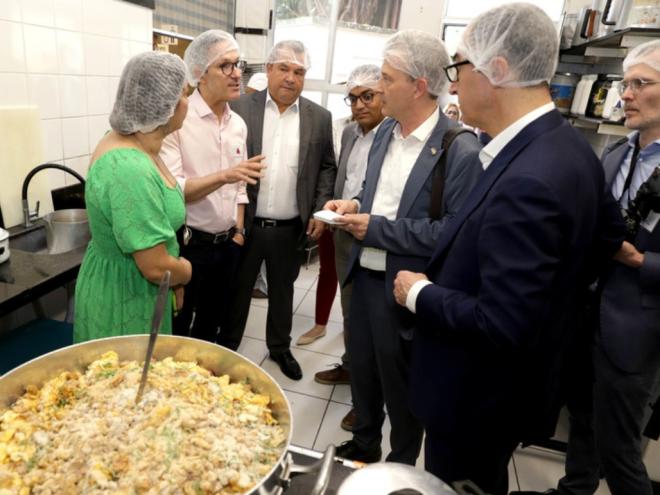Durante a visita à escola estadual, o ministro da Agricultura e Alimentação da Alemanha parabenizou as múltiplas preocupações que norteiam essa política alimentar