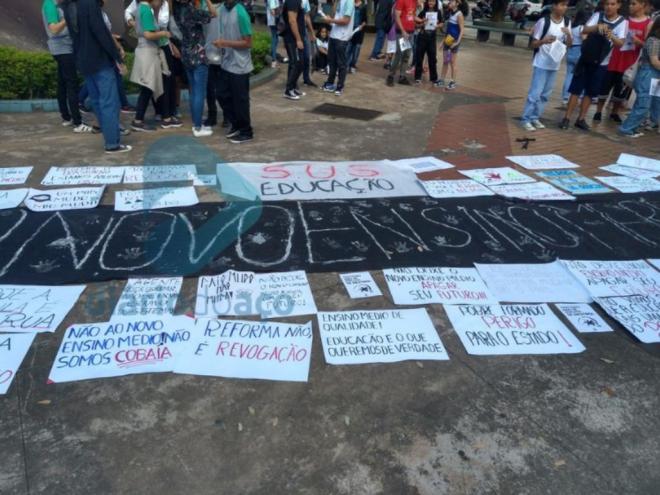 O protesto foi convocado pelas entidades do movimento estudantil dentre elas a União Brasileira dos Estudantes Secundaristas