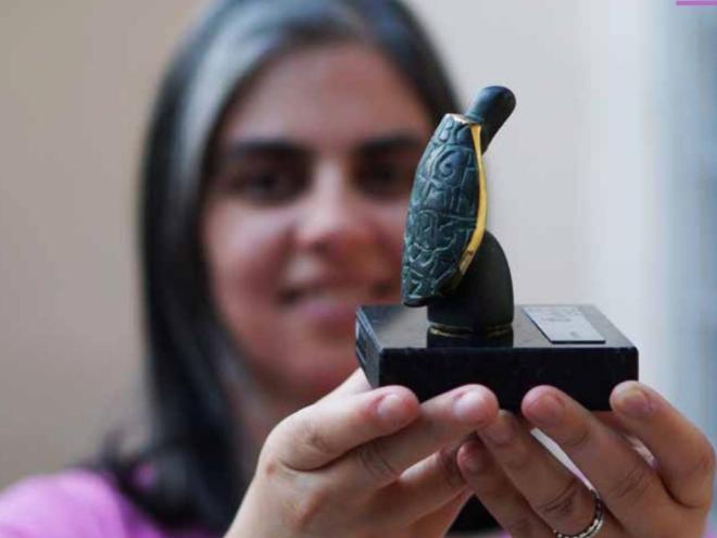 Ana Elisa Ribeiro exibe a estatueta de melhor livro de Literatura Juvenil por ''Romieta & Julieu - Tecnotragédia Amorosa''