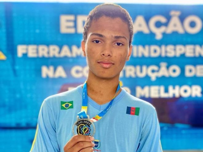 Michael Brayan conquistou a medalha na competição que estimula ações de eficiência energética e combate ao desperdício