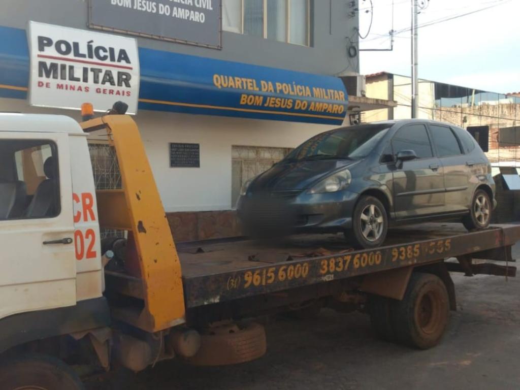 Carro usado pelos dois homens foi apreendido 
