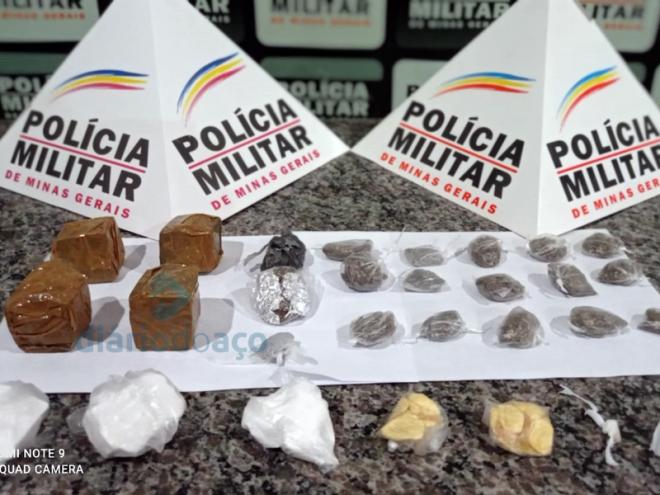 O entorpecente apreendido na casa denunciada como um ponto de tráfico no bairro