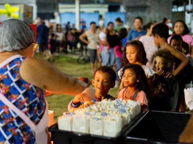 A distribuição gratuita de pipocas é uma das atrações para a criançada