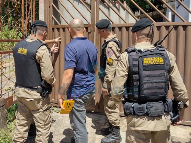 Os disparos acertaram o portão da casa onde mora a vítima do atentado