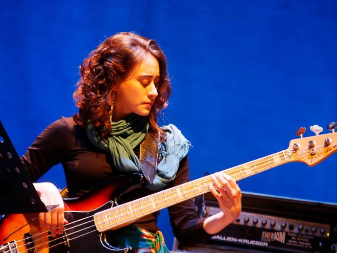 Contrabaixista Camila Rocha se apresenta no Memorial Vale
