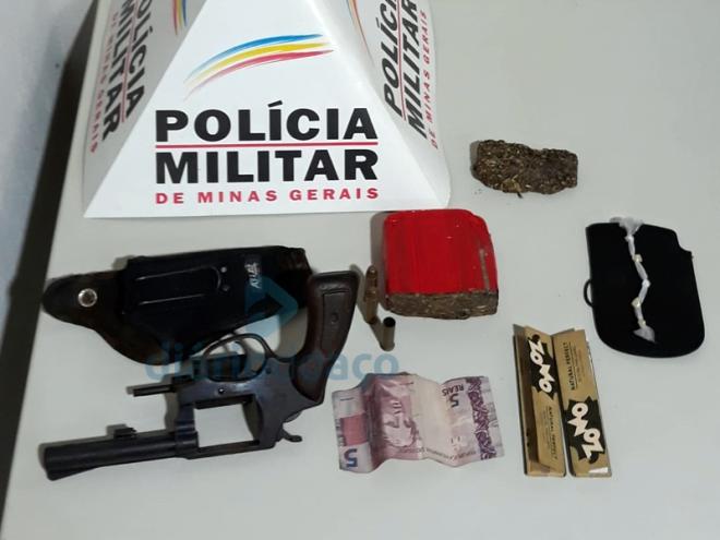 A arma e as porções das drogas apreendidas na casa do denunciado pela comunidade