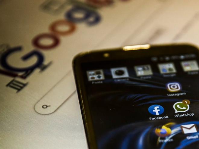 Especialistas em educação apontam que o caminho é ensinar as pessoas a identificar boatos e a checar informações