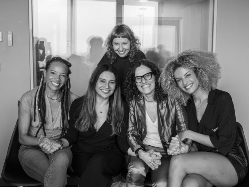 A autora Audrey Furlaneto (acima) e as narradoras Verônica Bonfim, Dira Paes, Zélia Duncan e Gabriela Loran (da esquerda para direita): diversidade feminina