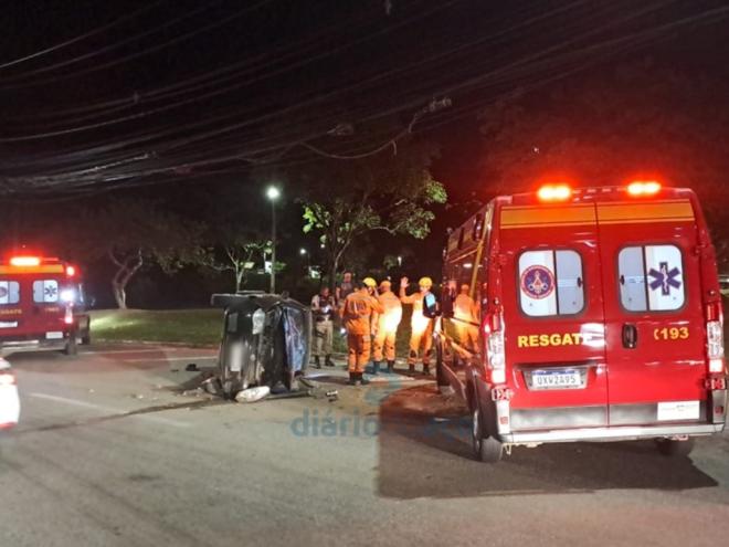 O carro ficou tombado na pista depois da colisão com um poste na margem da avenida