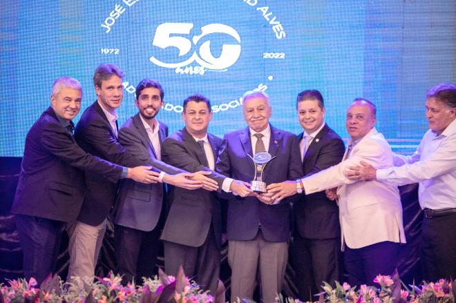 A homenagem para José Edélcio foi entregue por ex-presidentes das entidades e pelos atuais presidentes da Aciapi e CDL, além do prefeito Gustavo Nunes 