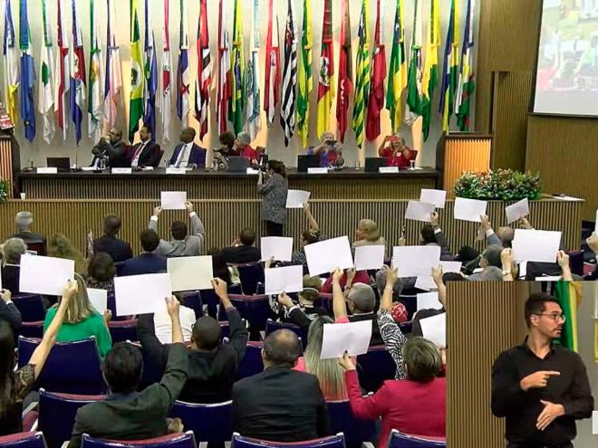  A comissão é composta por 16 membros. Essa sessão fez parte da Semana do Nunca Mais ? Memória Restaurada, Democracia Viva