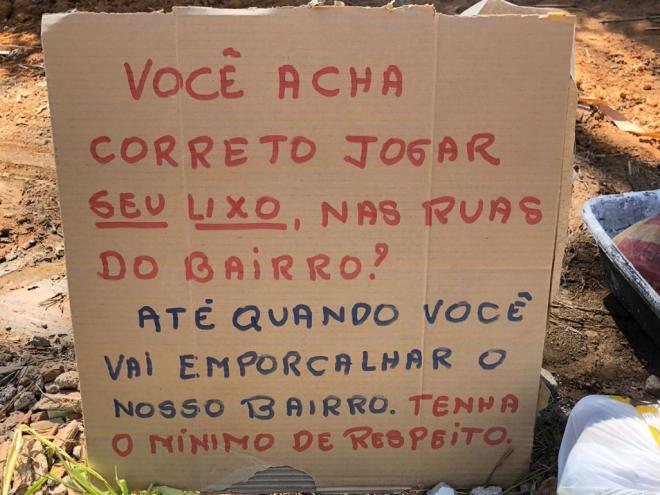 Cartazes com mensagens semelhantes a essa foram espalhados pelo morador em um ponto de descarte irregular com o objetivo de inibir as ações 