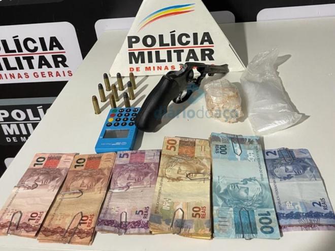 Os objetos apreendidos durante o cerco policial à casa dos suspeitos