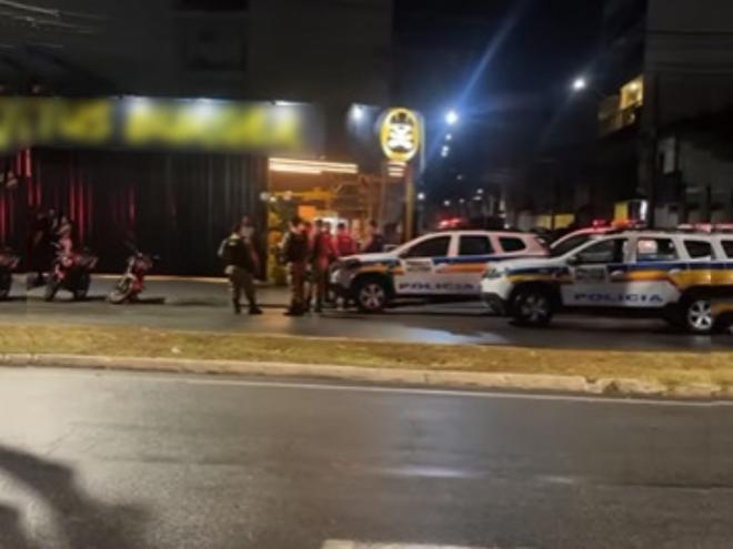 Grupo teria apedrejado a entrada da boate e também a van da banda 