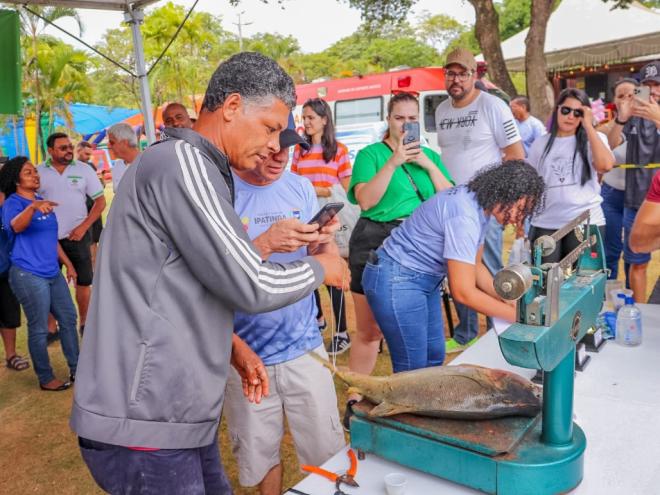 Quem pescou o peixe mais pesado foi premiado no domingo