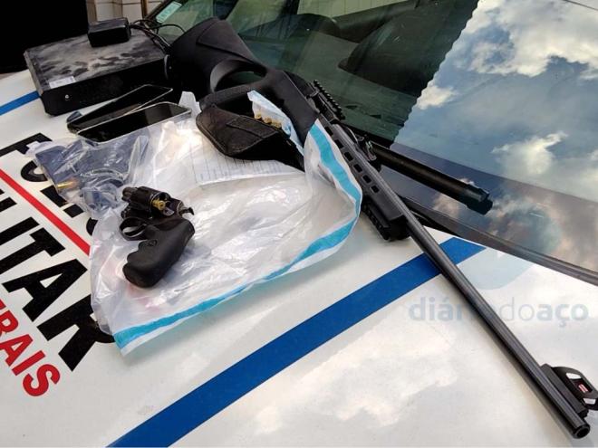 O revólver usado no crime foi jogado no mato e o local indicado pelo assassino confesso, já a pistola e a espingarda eram legalizadas, pois a vítima tinha registro de CAC 