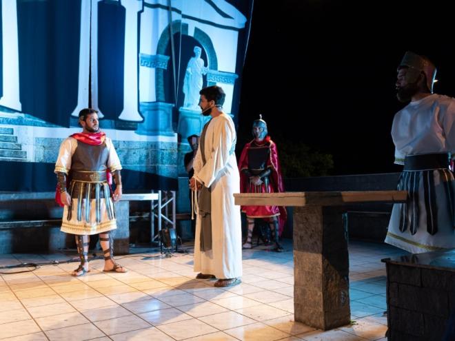 Vestes, indumentárias e objetos litúrgicos seguem os protocolos tradicionais, o mais próximo possível do original
