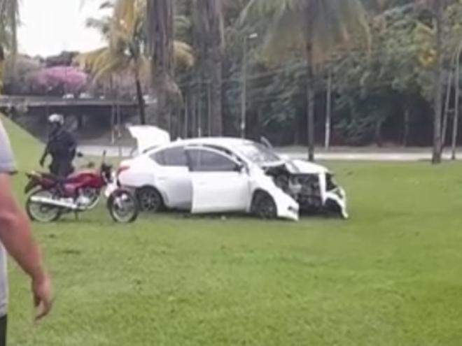 O carro danificado foi abandonado pelo motorista em um canteiro central 