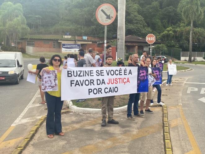 Manifestação foi uma iniciativa dos pais e irmãos da vítima 