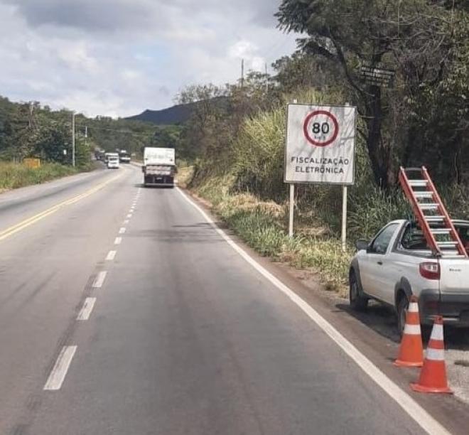 O limite de velocidade na placa foi aumentado de 60 Km/h para 80 Km/h em um dos sentidos da via
