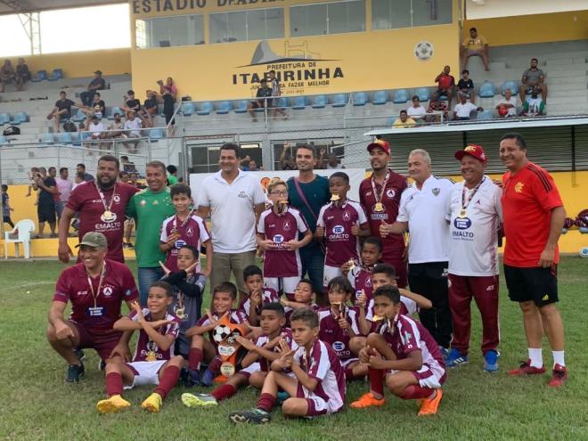 O Sub-11 do Acesita obteve quatro goleadas e levantou o troféu de campeão em Itabirinha