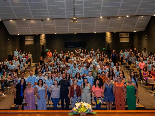 Projeto mobilizou mais de 300 alunos de dez escolas municipais para registrar histórias locais e produzir um livro