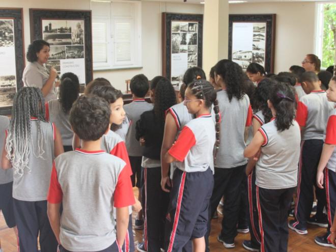 Os estudantes aprendem sobre fatos e monumentos históricos e culturais