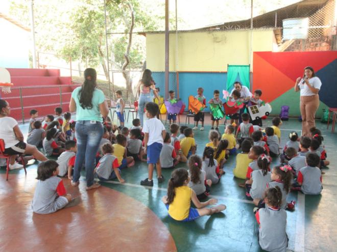 Dinâmica na escola Cecília Meireles envolveu teatro de bonecos, música e brincadeiras interativas
