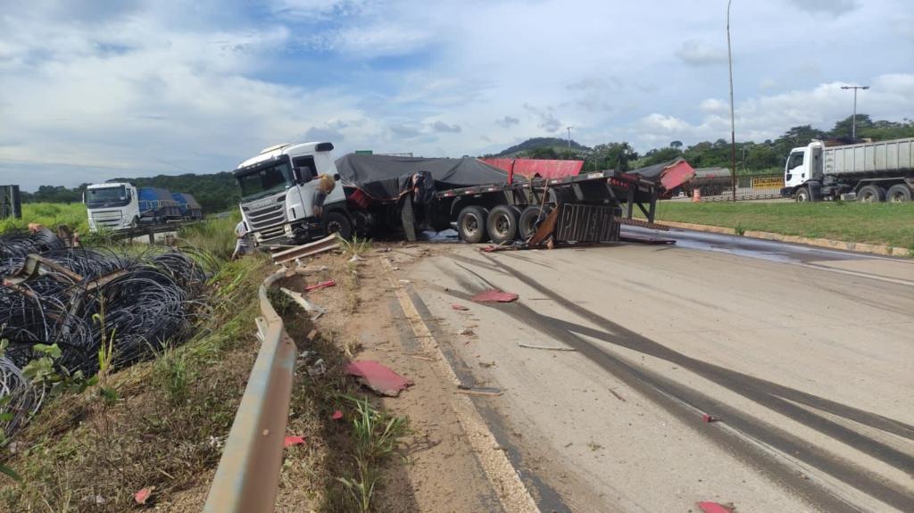 O acidente aconteceu no trecho duplicado da BR-381, próximo ao Posto 65 (trevo de Itabira), na pista sentido ao Vale do Aço 