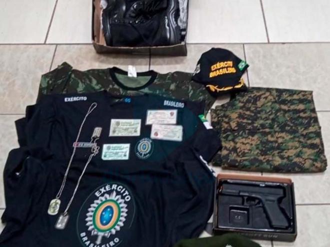 Com o detido foram encontrados fardamento não padrão do exército e réplica de pistola que ostentava na internet 